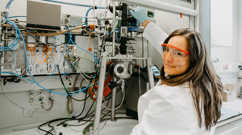 Dr. Hecht in ihrem Labor an der Uni Magdeburg