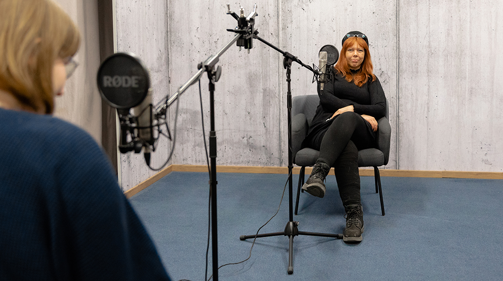 Frau Eisenblätter bei den Aufnahmen zum Podcast (Foto: Hannah Theile/ Uni Magdeburg)