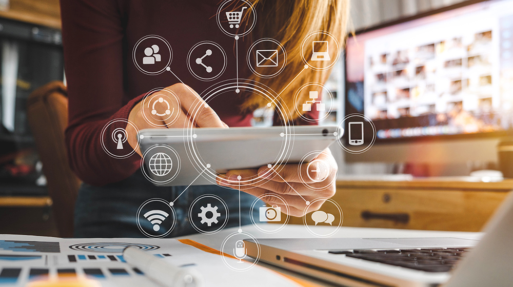 Geschäftsfrau digitalisiert Arbeitsprozesse (Foto: Shutterstock / mrmohock)