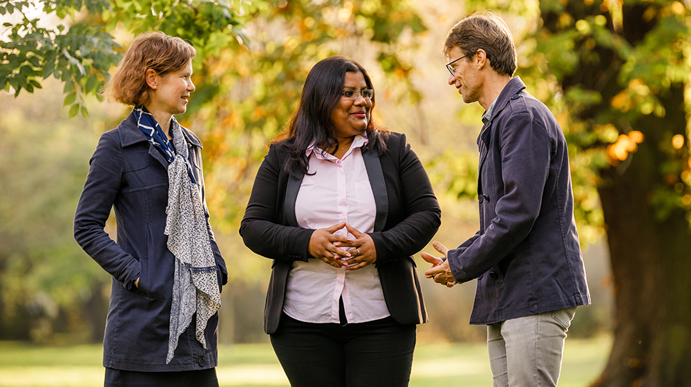 Grit Voigt, Prabha Sana und Andreas Voigt auf dem Campus der Uni Magdeburg