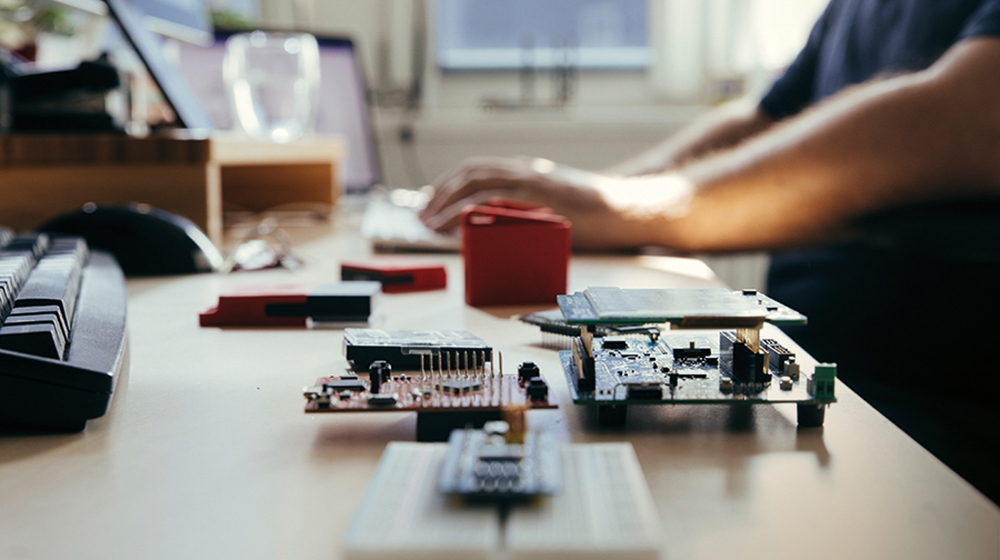 Eine Hardwareplattform auf dem Bürotisch an der Uni Magdeburg
