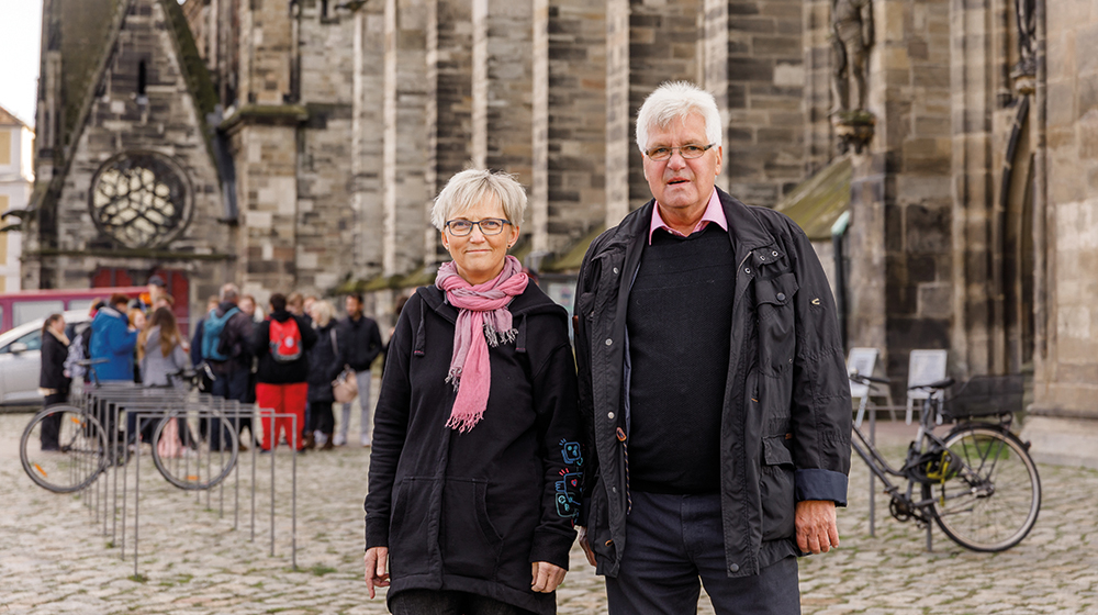 Heike Schröder und Olaf Freymark vor dem Magdeburger Dom