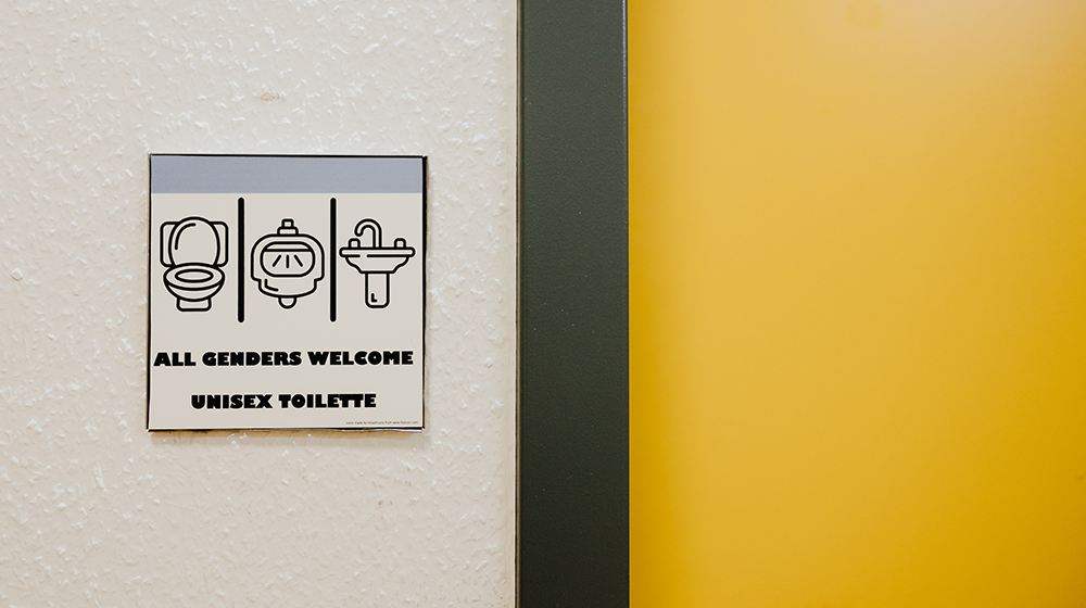 Hinweisschild neben der Tür einer genderneutralen Toilette (Foto: Hannah Theile / Uni Magdeburg)