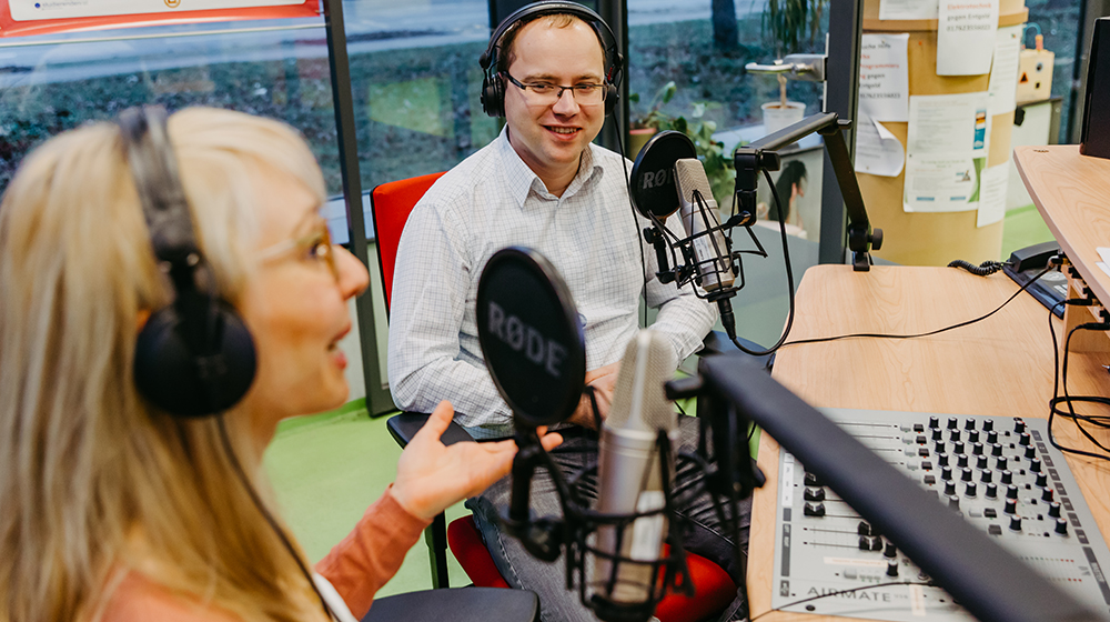 Jun.-Prof. Schmidt und Ina Götze bei den Aufnahmen zum Wissenschaftspodcast