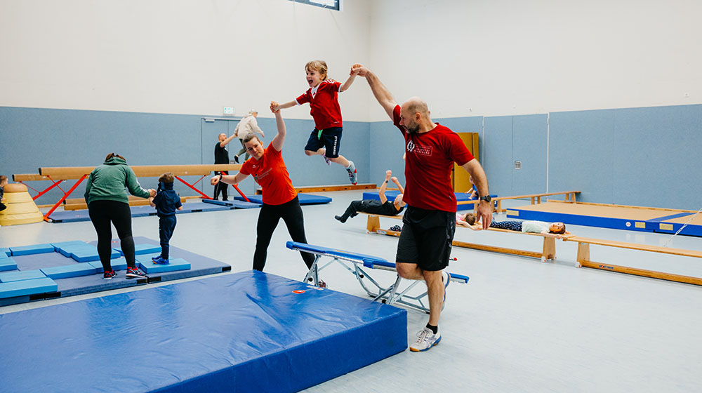 Kind und Eltern beim Sport bei des Sportangebots Familie in Bewegung (Foto: Hannah Theile / Uni Magdeburg)