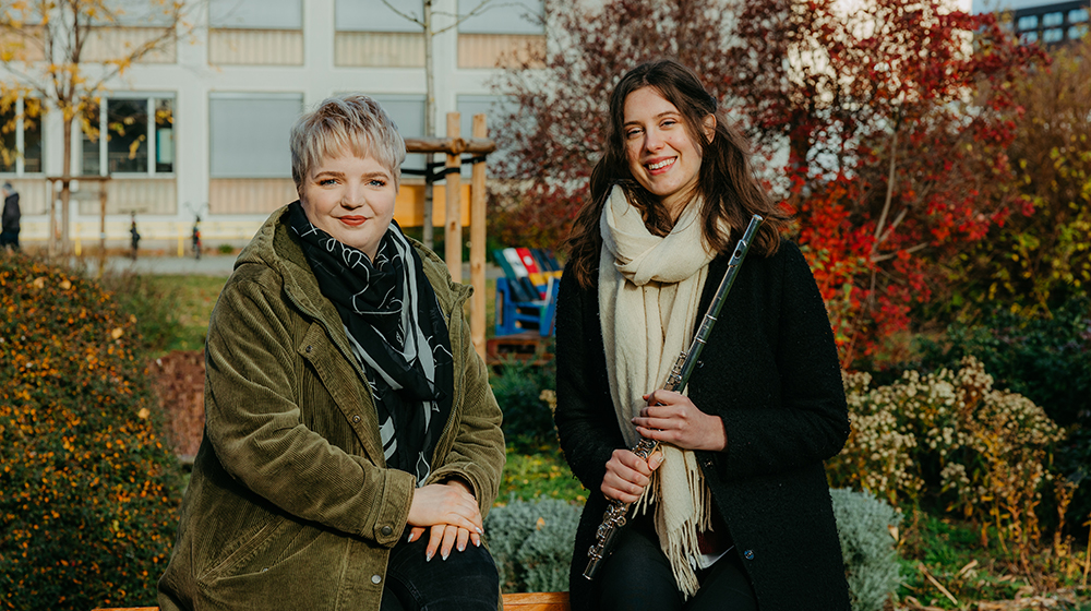 Luise Rudolph und Siska Müller auf dem Campus der Uni Magdeburg (Foto: Jana Dünnhaupt / Uni Magdeburg)