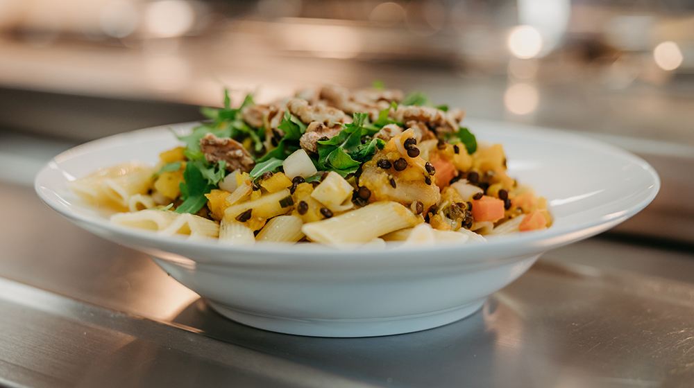 Nudeln mit Kürbis und Walnüssen im Keller Café beim Gebäude 40 (Foto: Jana Dünnhaupt / Uni Magdeburg)