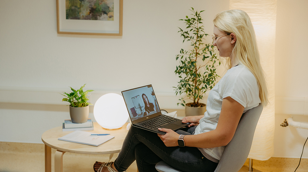 Junge Frau bei einem digitalen Therapiegespräch (Foto: Jana Dünnhaupt / Uni Magdeburg)