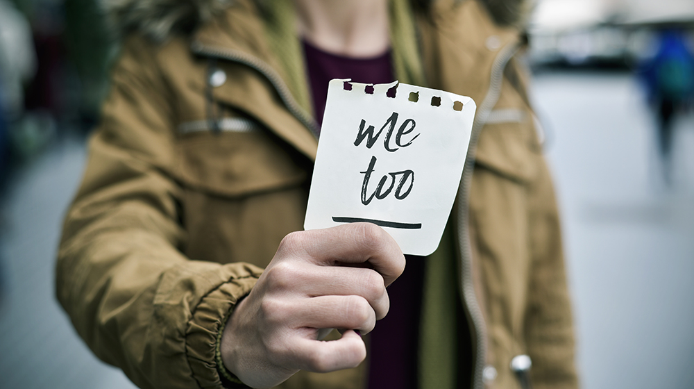Person hält Zettel mit Aufschrift me too in die Kamera (c) Shutterstock : nito