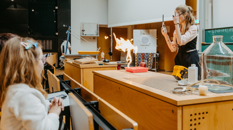 Nicole’s physics show (c) Jana Dünnhaupt, University of Magdeburg