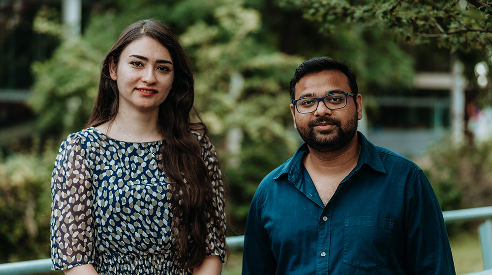 Porträt Masterstudentin Hosna Mozafarikakavandi und Masterstudent Siddharth Gupta (c) Hannah Theile Uni Magdeburg