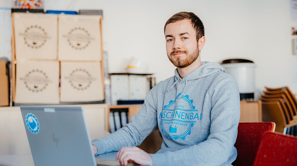 Porträt dualer Student Hannes Gentsch am Laptop (Foto: Hannah Theile / Uni Magdeburg)