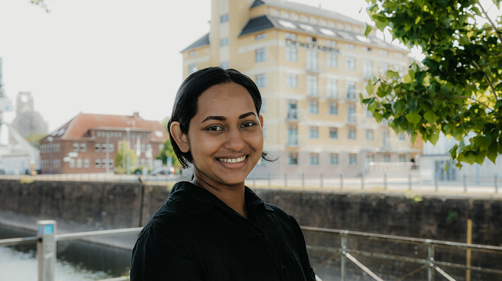 Portrait von Piyumi Pathirathna im Wissenschaftshafen vor dem ifak (c) Hannah Theile Uni Magdeburg