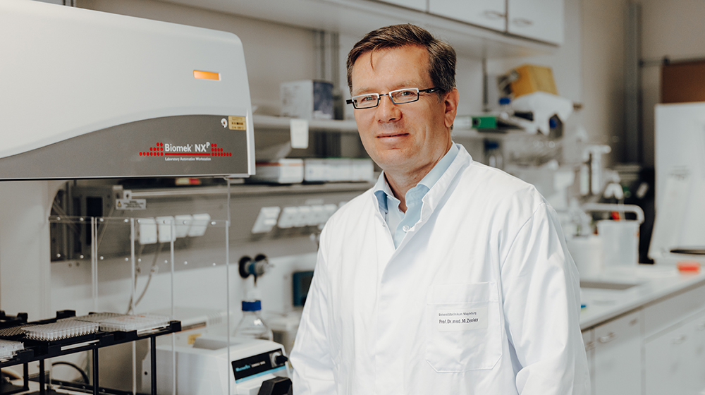 Prof. Zenker im Labor (Foto: Jana Dünnhaupt / Uni Magdeburg)