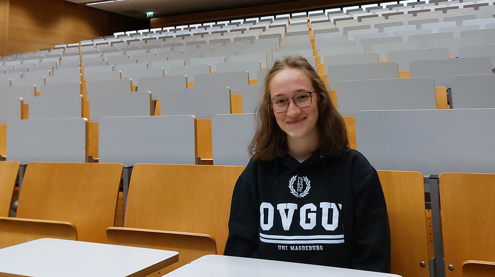 Lydia Kühnlenz sitzt im Hörsaal 1 der Uni Magdeburg