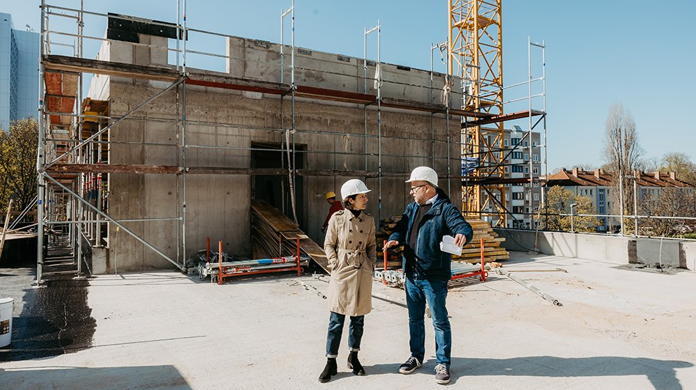 Pressesprecherin Katharina Vorwerk und Baudezernent Clemens Klein im Gespräch vor der Baustelle des Welcome Centers (c) Jana Dünnhaupt Uni Magdeburg