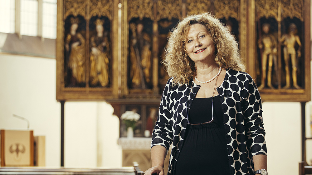Potrait von Prof. Dr. Eva Labouvie im Magdeburger Dom (Foto: Harald Krieg / Uni Magdeburg)