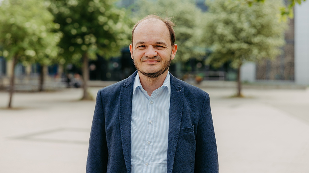 Prof. Dr. Sebastian Eichfelder auf dem Campus der Uni Magdeburg (Foto: Jana Dünnhaupt / Uni Magdeburg)