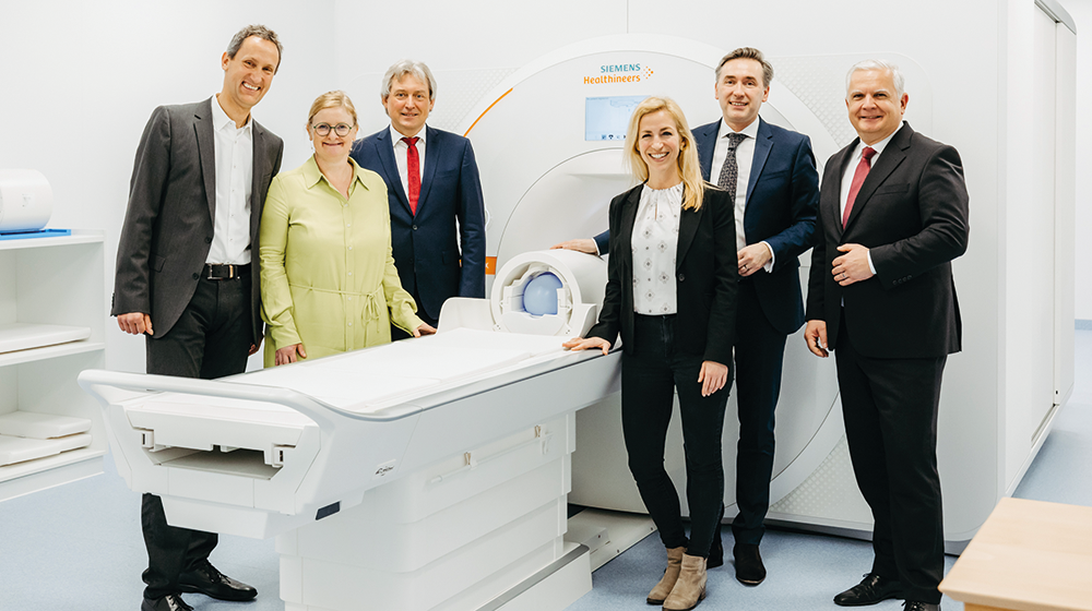 Prof. Oliver Speck, Prof. Daniela Dieterich, Dr. Jörg Wadzack, Dr. Rebecca Ramb, Dr. Thomas Wünsch, Dr. Arthur Kaindl stehen vor dem MRT (c) Jana Dünnhaupt / Uni Magdeburg