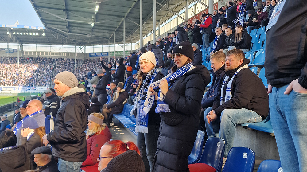 Prof. Heike Ohlbrecht and Josephine Jellen stand in the FCM fan curve (c) private