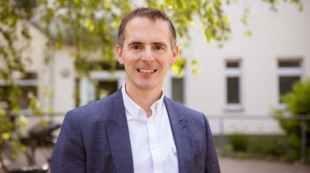 Prof. Ortmeier vor dem Gebäude der Fakultät für Informatik (c) Jana Dünnhaupt Uni Magdeburg