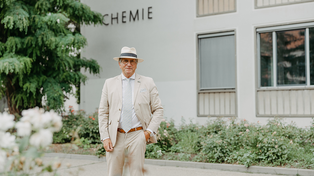 Prof. Schinzer vor dem Gebäude der Chemie (Foto: Jana Dünnhaupt / Uni Magdeburg)