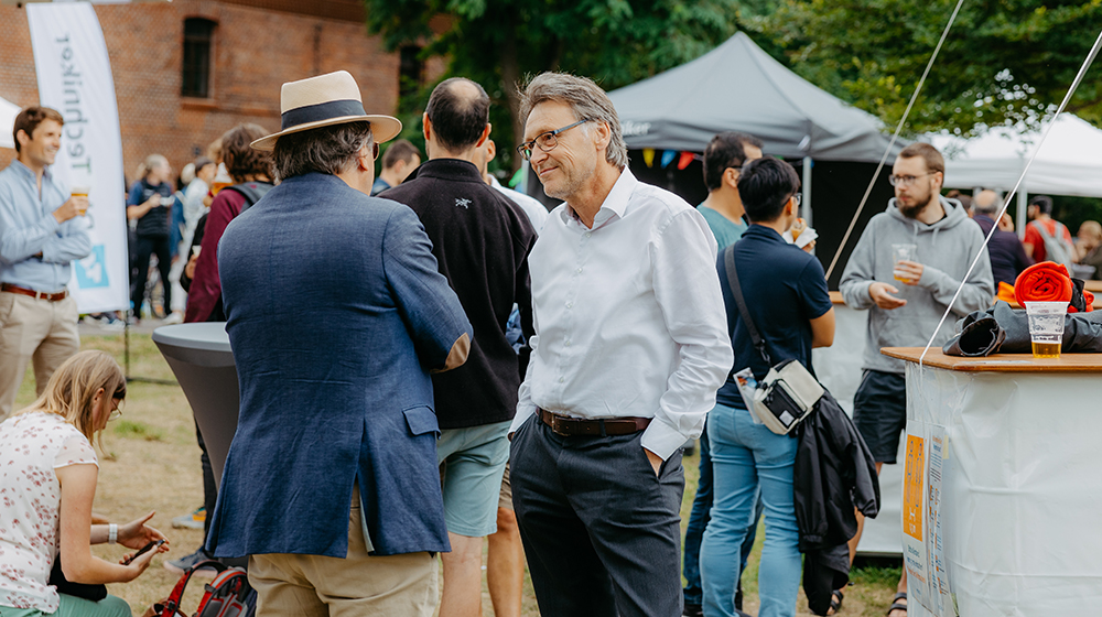 Rektor der Uni Magdeburg Prof. Jens Strackeljan im Gespräch beim Sommerfest (Foto: Jana Dünnhaupt / Uni Magdeburg)