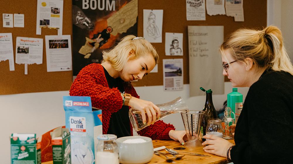 Studentin Janina beim Anmixen ihres Putzmittels