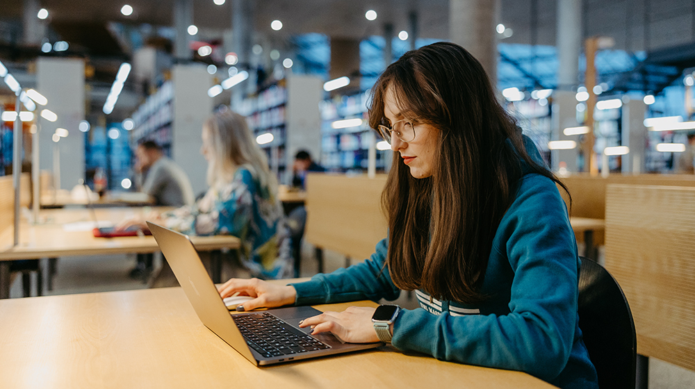 Die Vorteile von einem dualen Studium: Durch den Doppelabschluss haben Studierende von Anfang an Kontakt zu Arbeitgebern und werden nach Abschluss in der Regel bei den Unternehmen eingestellt. (Foto: Anna Friese / Uni Magdeburg)