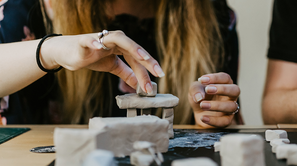 Studierende fertigen im Vorkurs „Digitalhandwerk“ ein Modell aus Ton, welches sie mit einem Scanner in einen digitalen Code umwandeln. (Foto: Jana Dünnhaupt / Uni Magdeburg)