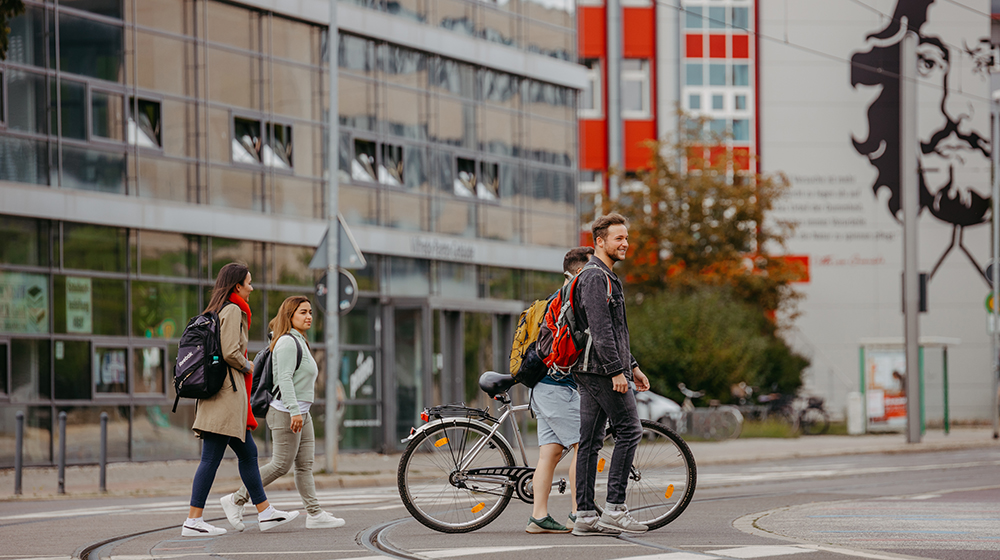 Studierende gehen über den Campus der Uni Magdeburg (Foto: Jana Dünnhaupt / Uni Magdeburg)