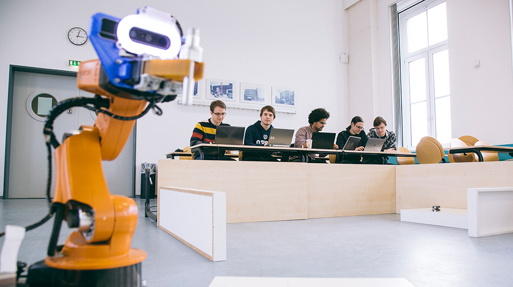 Das Team RobOTTO mit dem YouBot: Fünf Studierende der Uni Magdeburg (von links) waren mit zwei Wissenschaftlern, Dr.-Ing. Christoph Steup und Martin Seidel, in Sydney.