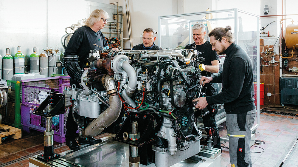 Vorbereitung des Prüflings für die geplanten Tests im CMD durch Prof. Hermann Rottengruber, Torsten Winkler, Frank Wieprecht und Marian Schröder (c) Hannah Theile Uni Magdeburg