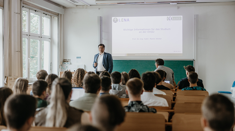 Presentation by Prof. Wolter at the welcome event for Ukrainian refugees (c) Hannah Theile Uni Magdeburg
