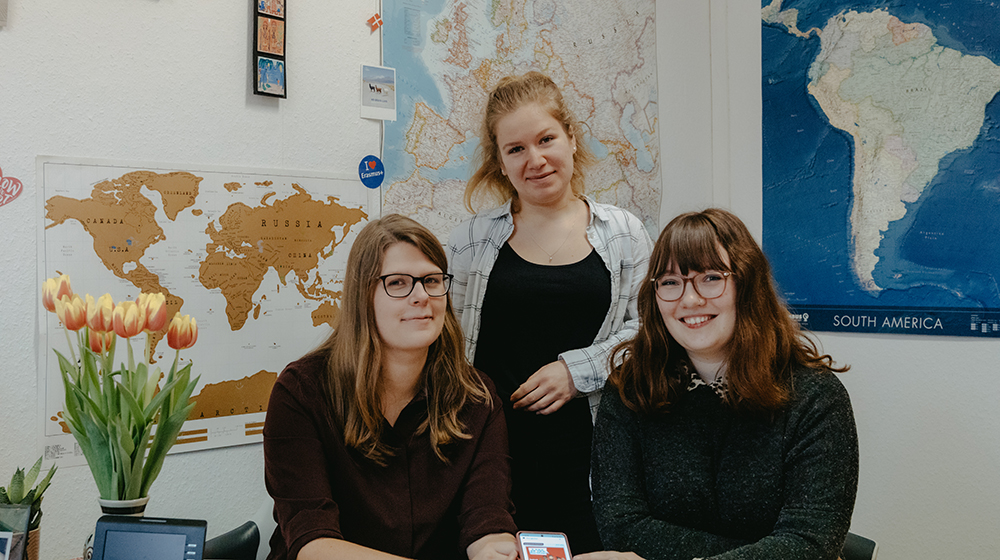 Christin, Anne und Anneke mit der App (c) Hannah Theile / Uni Magdeburg