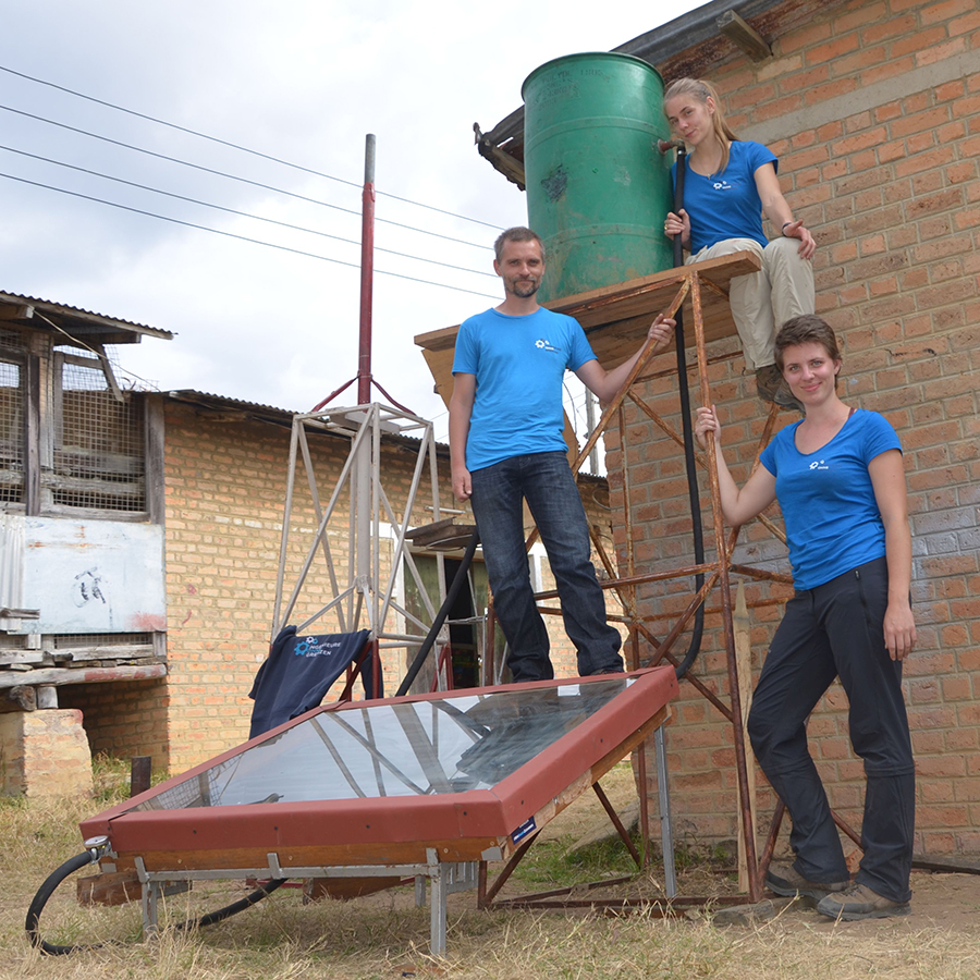 Dennis Hadasch, Iris Seegelken und Heidi Wilhof (v.l.n.r) mit dem Prototypen der Warmwasseranlage. (Foto: privat)