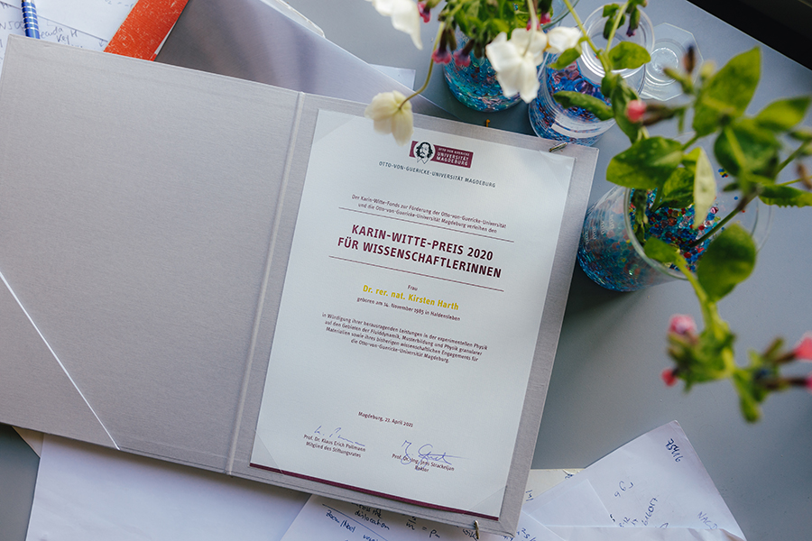 Die Urkunde von Dr. Kirsten Harth für den Karin-Witte-Preis liegt auf ihrem Bürotisch (c) Jana Dünnhaupt Uni Magdeburg