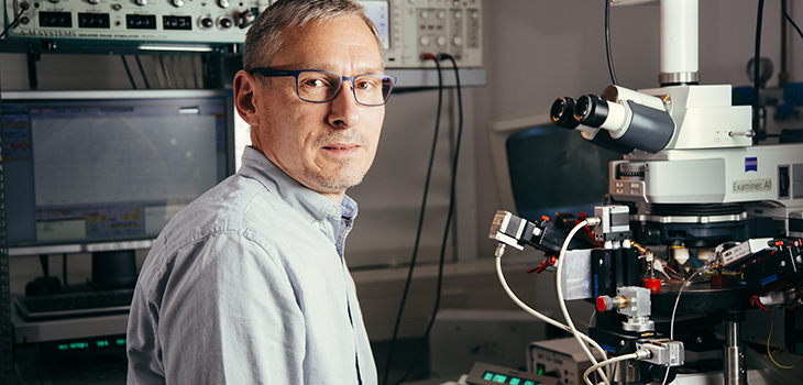 Prof. Dr. Volkmar Leßmann an einem elektrophysiologischen Messplatz, an dem synaptische Signale des Maus-Hippocampus gemessen werden. (Foto: Harald Krieg / Uni Magdeburg)