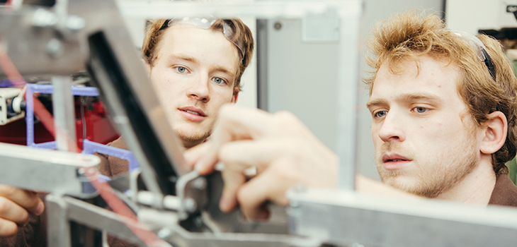 Tüfteln, schrauben, ausprobieren: Zur Weiterentwicklung ihrer Produktidee haben die Trenux-Gründer das FabLab der Universität genutzt. (c) Harald Krieg / Uni Magdeburg