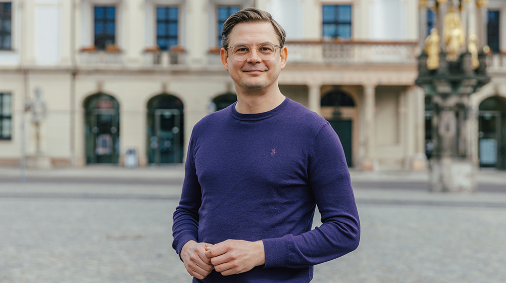 Dr. Tino Grosche ist nicht nur Almuni der Uni sondern auch dreifacher Gründer, der die Kultur in Magdeburg unterstützen will (Foto: Jana Dünnhaupt / Uni Magdeburg)