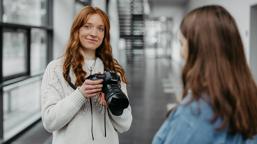 Hannah Theile hat ihr Hobby zum (Ausbildungs-)Beruf gemacht, sie macht eine Ausbildung zur Fotografin an der Uni Magdeburg (Foto: Jana Dünnhaupt / Uni Magdeburg)