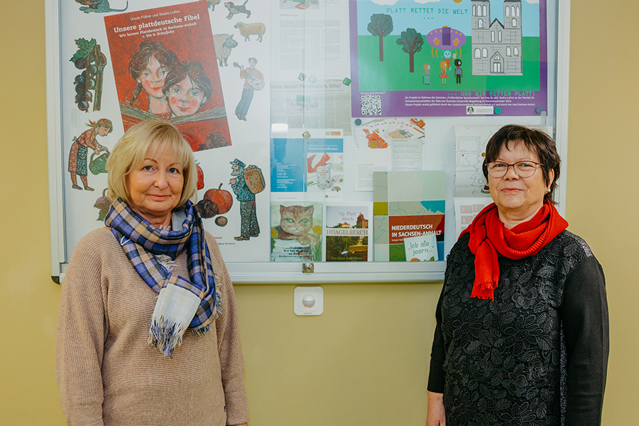 Dr. Saskia Luther (li.) und Dr. Ursula Föllner (re.) von der Arbeitsstelle Niederdeutsch an der Otto-von-Guericke-Universität Magdeburg (Foto: Jana Dünnhaupt / Uni Magdeburg)