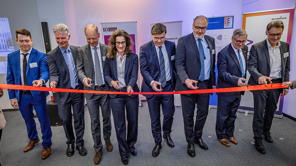 /unimagdeburg_media/Presse/Bilder/Pressemitteilungen/2021/Bei+der+Er%C3%B6ffnung+der+CloudAcademy_Bild+2++%28c%29+CreativeChaos-height-560-width-1000-p-95862.JPG