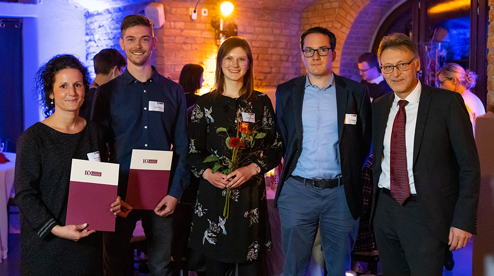 /unimagdeburg_media/Presse/Bilder/Pressemitteilungen/2021/Bianca+Heinisch+%28Hermes%29_+Florian+Steurer+%28Unternehmensstipendiat+Hermes%29_+Johanna+K%C3%BChn+%28Deutschlandstipendiatin+Hermes%29_+Jan+Helberg+%28Hermes%29_+Rektor+der+Universit%C3%A4t+Magdeburg_+Prof_+Dr__Ing_+Jens+Strackeljan+%28v_l_n_r_%29++%28Foto_+Jana+D%C3%BCnnhaupt+Uni+Magdebu-height-560-width-1000-p-95876.jpg