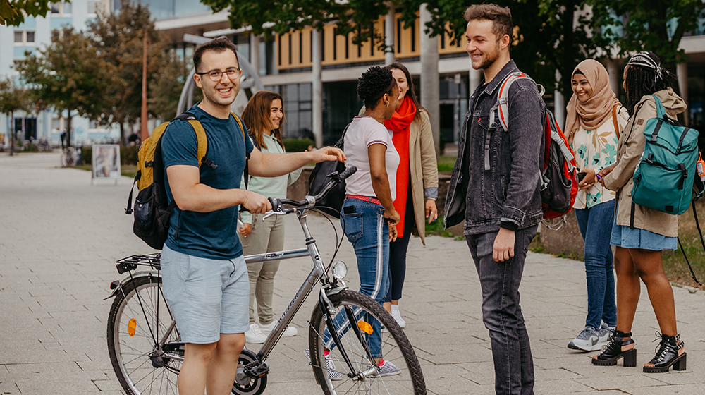 /unimagdeburg_media/Presse/Bilder/Pressemitteilungen/2022/Beitrag+Studierende+auf+dem+Campus+%28c%29+Jana+D%C3%BCnnhaupt+Uni+Magdeburg-height-560-width-1000.jpg