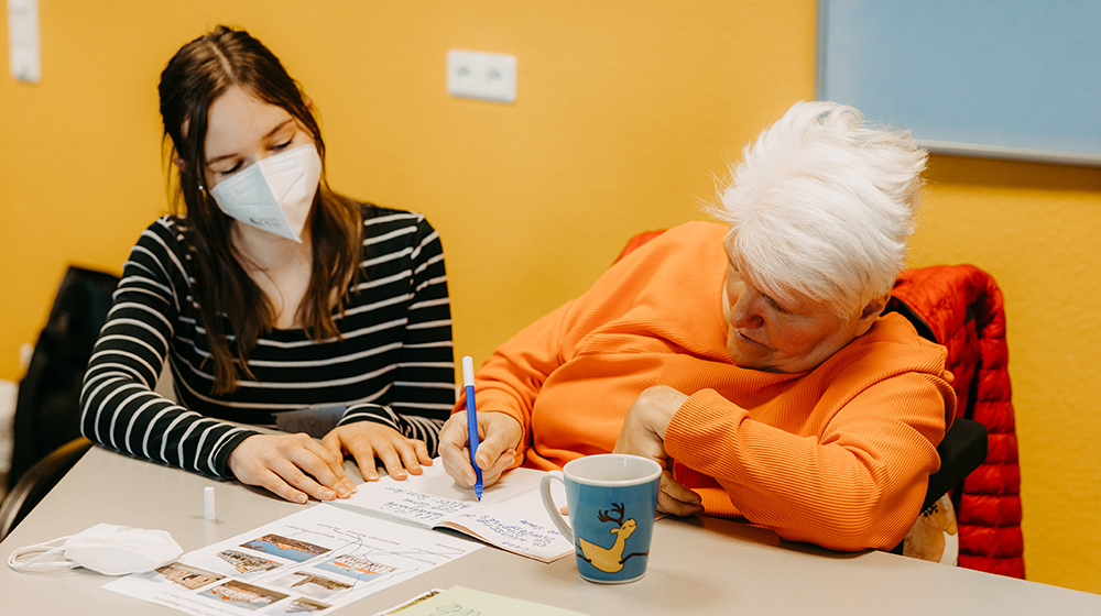 /unimagdeburg_media/Presse/Bilder/Pressemitteilungen/2022/Carla+E__+Studentin+Bildungswissenschaft+und+Sibille+K__+Mitarbeiterin+der+Werkstatt+fu%CC%88r+behinderte+Menschen_+u%CC%88ben+im+Rahmen+der+Werkstatt_Uni+gemeinsam+das+Schreiben+%28c%29+Jana+Du%CC%88nnhaupt+Uni+Magdeburg-height-560-width-1000-p-100362.jpg