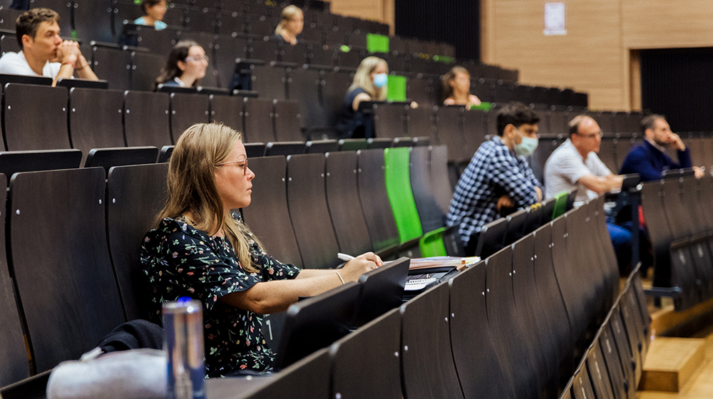 Lehrkräfte im Hörsaal der Uni Magdeburg bei einer Vorlesung für Seiteneinsteiger (c) Hannah Theile Uni Magdeburg
