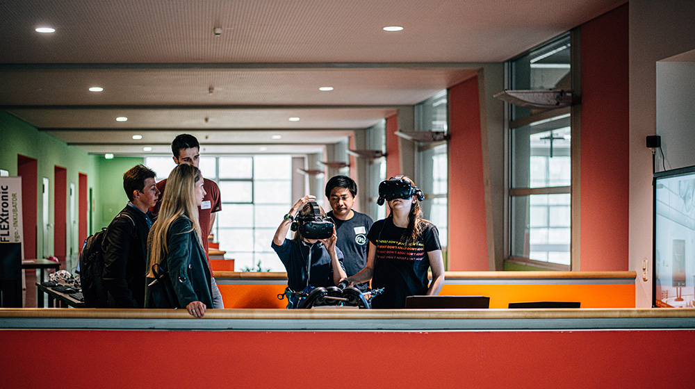 /unimagdeburg_media/Presse/Bilder/Pressemitteilungen/2022/Sch%C3%BCler_innen+probieren+an+der+Uni+Magdeburg+eine+VR_Brille+aus+%28c%29+Matthias+Sasse-height-560-width-1000-p-100272.jpg