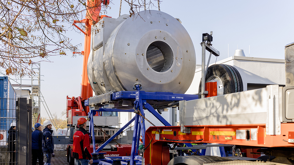 /unimagdeburg_media/Presse/Bilder/Pressemitteilungen/2022/Transport+des+neuen+MRTs+mit+einem+Kran+%28c%29+Anna+Friese+Uni+Magdeburg-height-560-width-1000.jpg