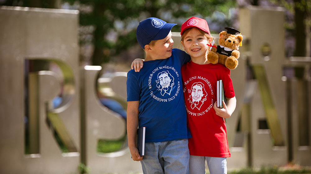 /unimagdeburg_media/Presse/Bilder/Pressemitteilungen/2022/Zwei+Kinder+im+T_Shirt+der+Kinder_Uni+Magdeburg+vor+der+Uniporta+%28c%29+Jana+D%C3%BCnnhaupt+Uni+Magdeburg-height-560-width-1000-p-100128.jpg